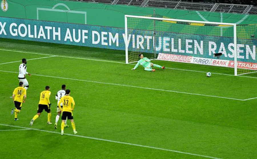 EFE Prince Osei Owusu empató el juego desde los once pasos