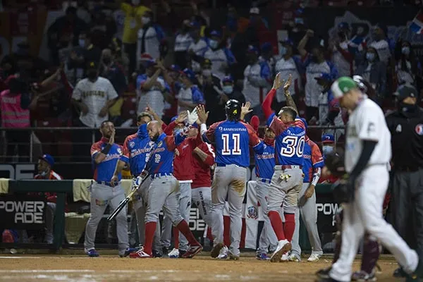 Jugadores de Dominicana festejan una carrera