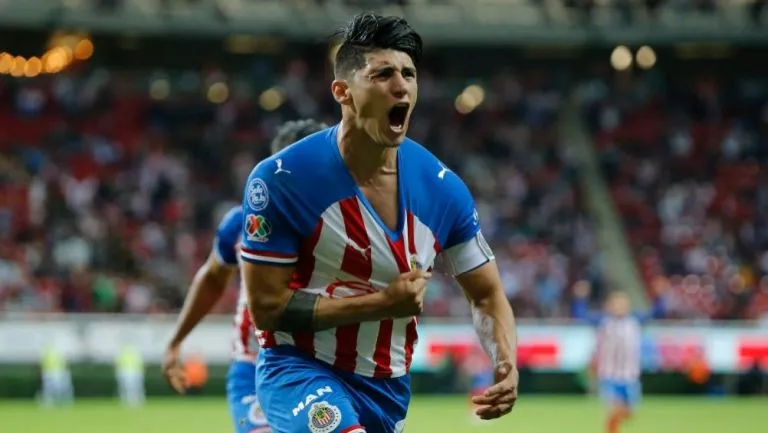 Alan Pulido en un partido con Chivas