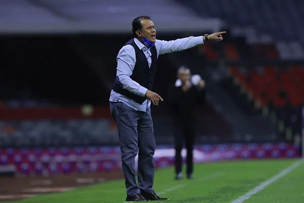 Juan Reynoso en partido con Cruz Azul