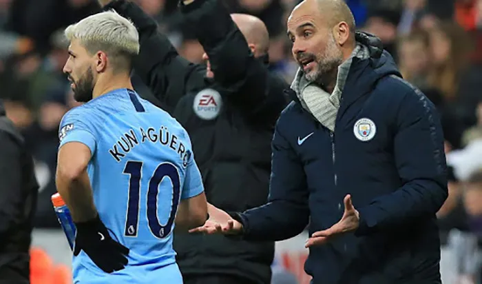 EFE Pep Guardiola da indicaciones a Kun Agüero durante un duelo del City
