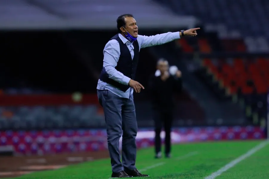 Juan Reynoso durante un partido con Cruz Azul