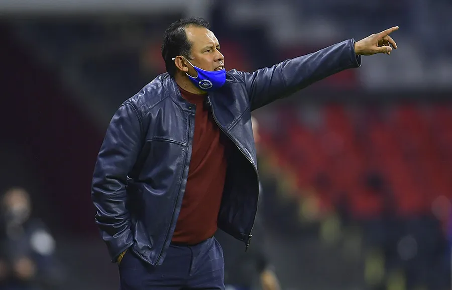 Juan Reynoso dirgiendo a La Máquina