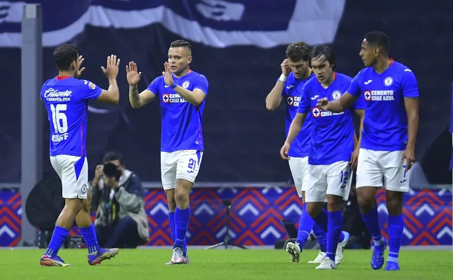 Cabecita Rodríguez celebra su gol a Gallos Blancos