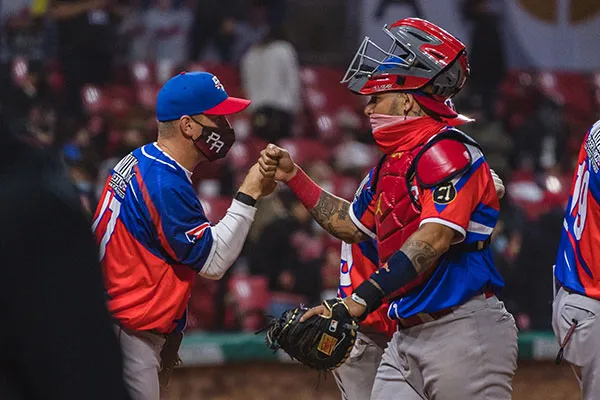 MEXSPORT Jugadores de Criollos festejan una carrera