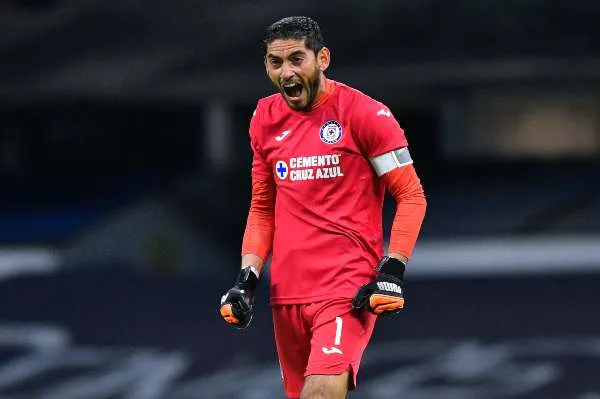IMAGO7 José de Jesús Corona en acción con Cruz Azul