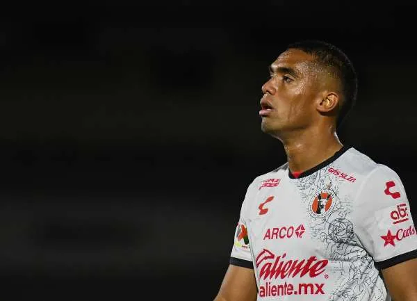 Mauro Manotas en acción con Xolos