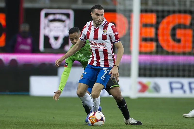 Alejandro Mayorga durante un duelo con Chivas