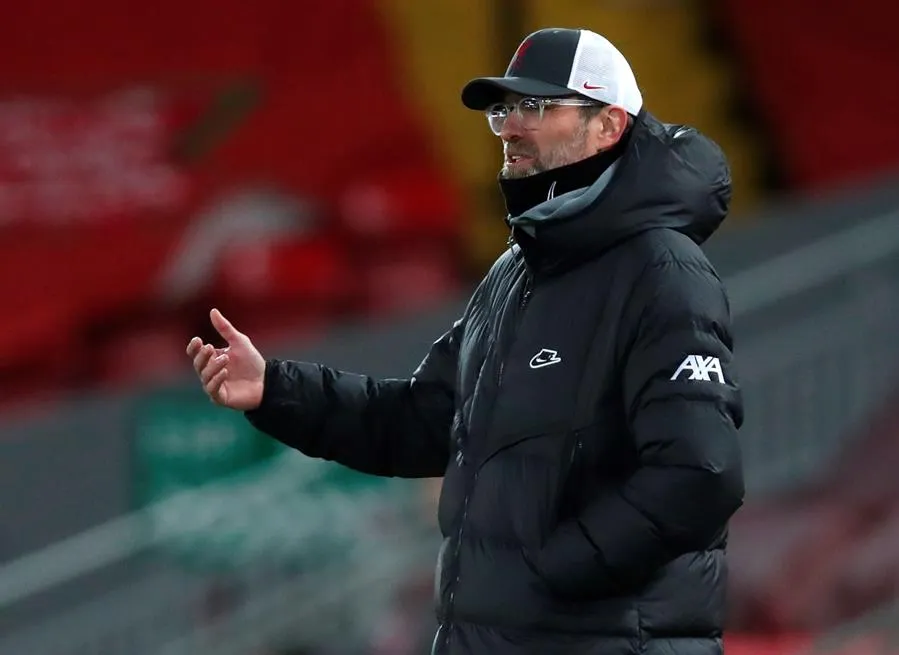 Klopp reclamando una acción