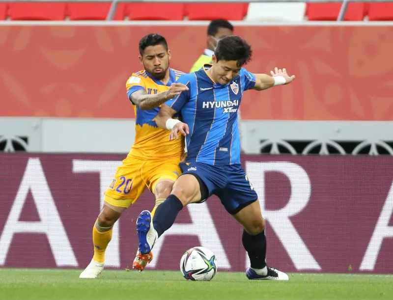 AP Javier Aquino en partido con Ulsan Hyundai