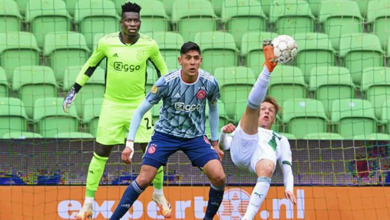 Edson Álvarez y André Onana durante un duelo con el Ajax