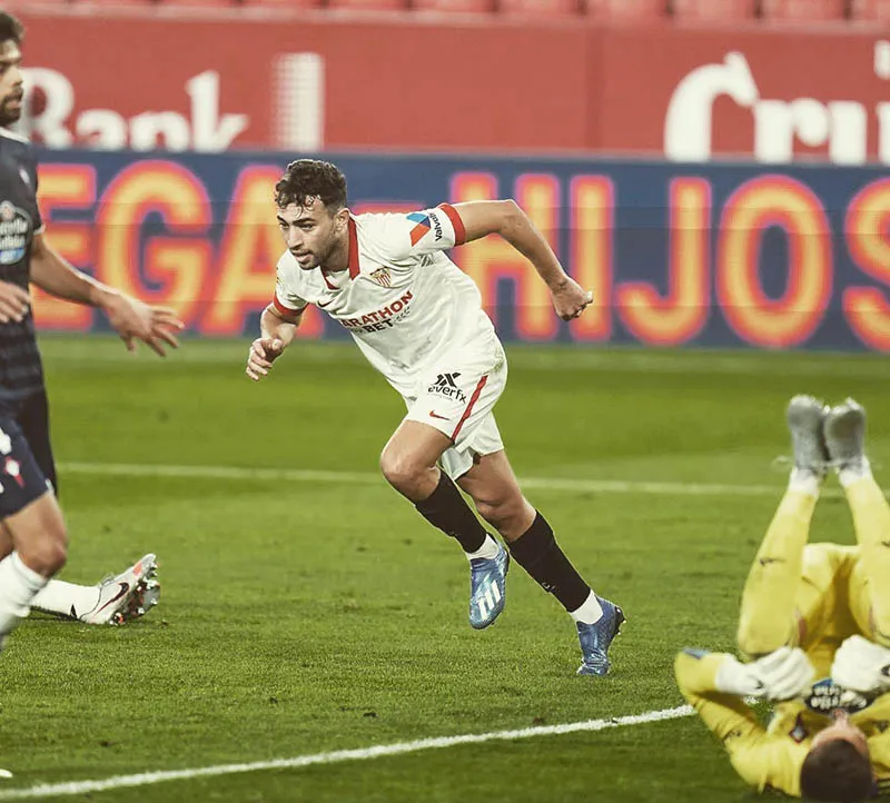 Munir El Haddadi durante un duelo con Sevilla