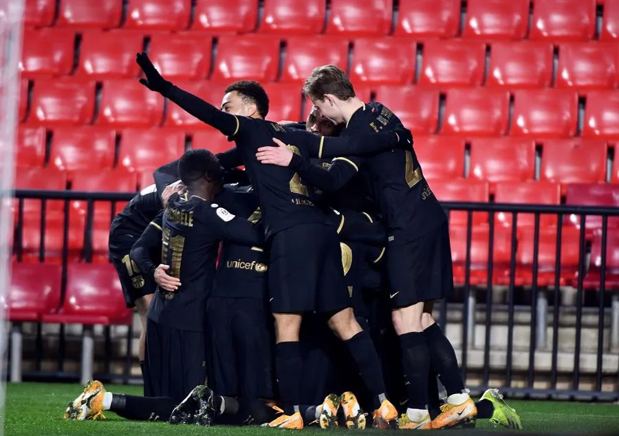 Jugadores del Barça celebran gol ante Granada