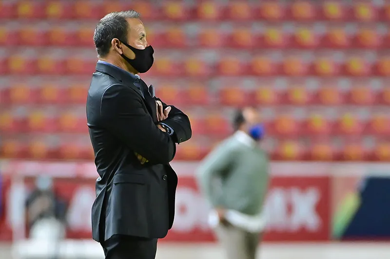 José Guadalupe Cruz durante el duelo ante Cruz Azul