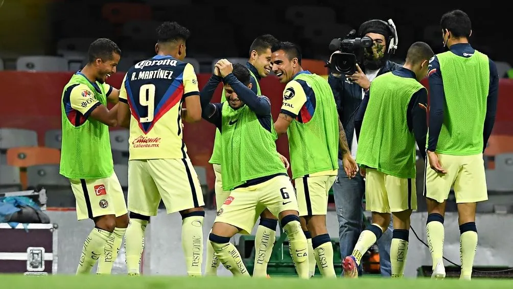 Jugadores del América festejan el gol