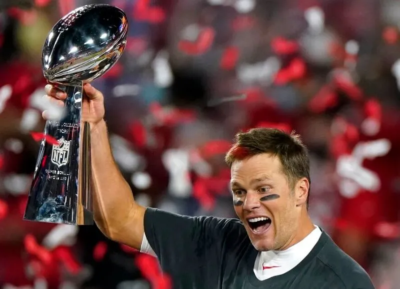 Brady levanta el trofeo Vince Lombardi