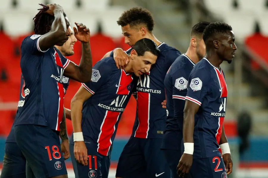 Ángel Di María festejando con sus compañeros de equipo