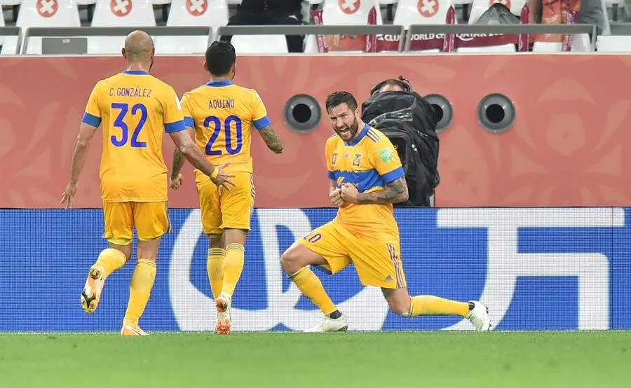 André-Pierre Gignac celebrando una anotación