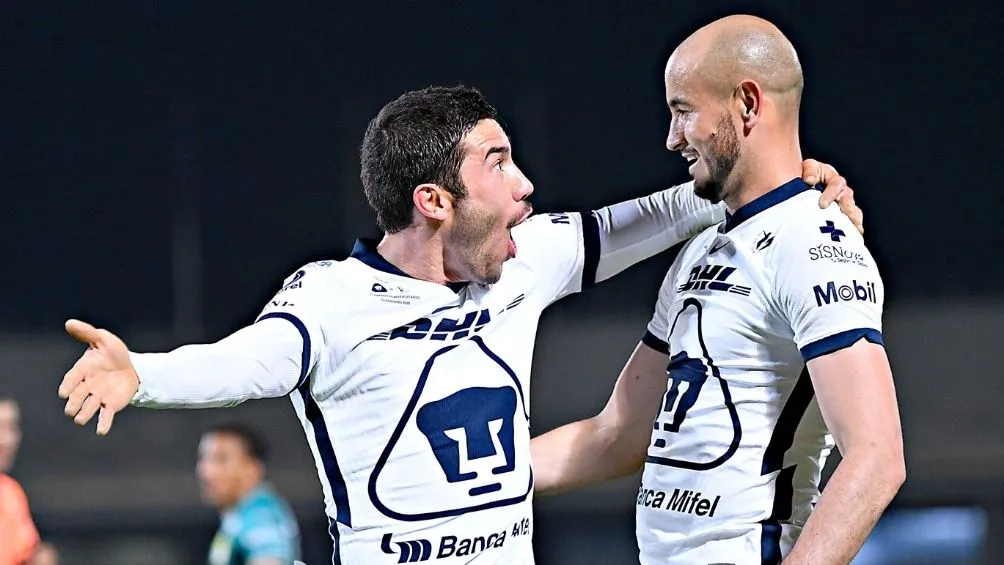 González y Vigón en un partido de Pumas