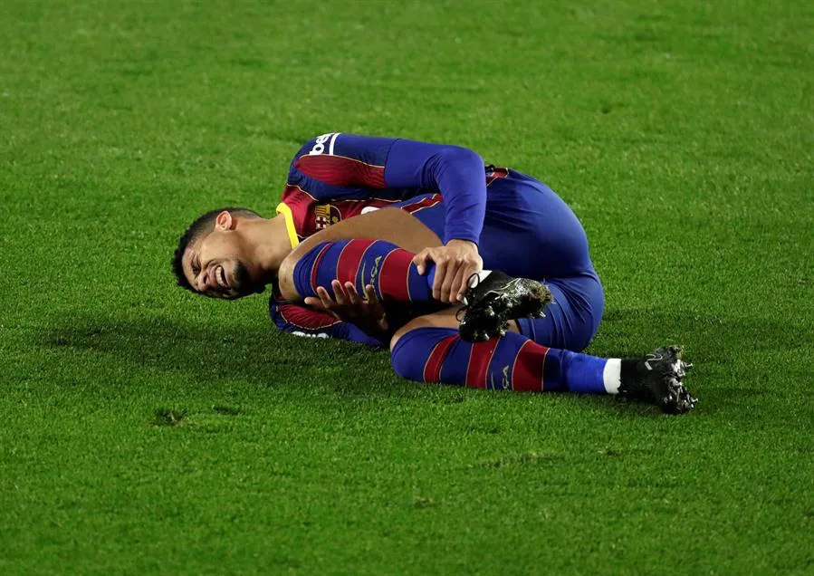 EFE Ronald Araujo, lesionado en juego del Barça