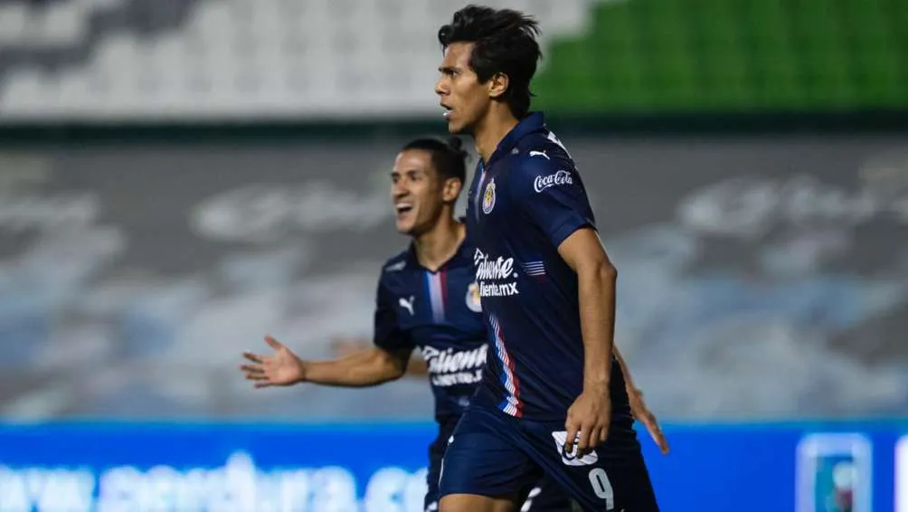 MIGUEL PONTÓN / AGENCIA RÉCORD José Juan Macías celebrando una anotación con Chivas