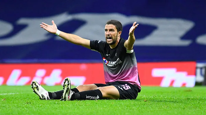 IMAGO7 Rivero reclama en un juego de Cruz Azul