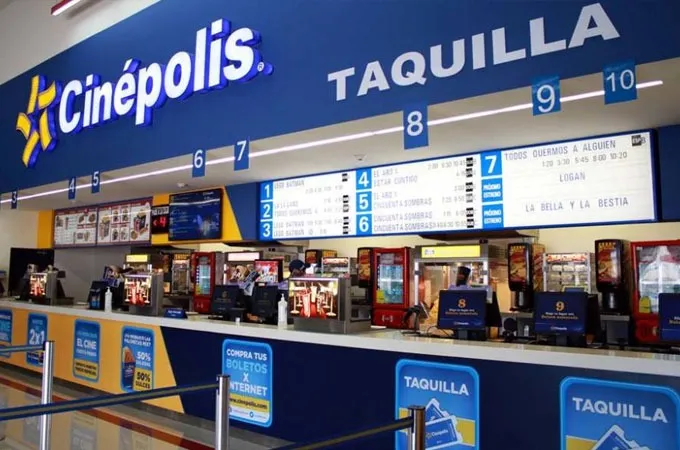Zona de taquillas en un complejo de Cinépolis