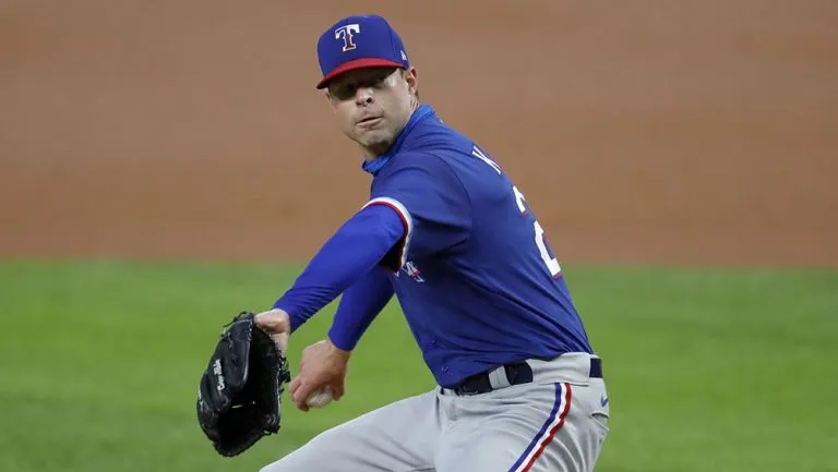 Corey Kluber en partido con Rangers