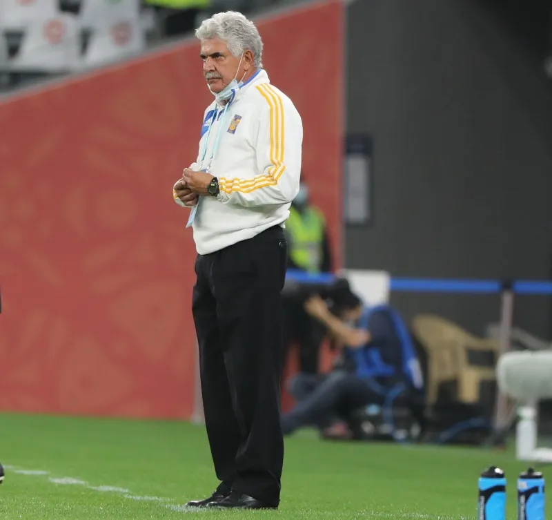 Ricardo Ferretti dirigiendo un partido de Tigres