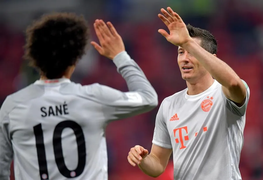 Lewandowski y Sané celebrando un gol