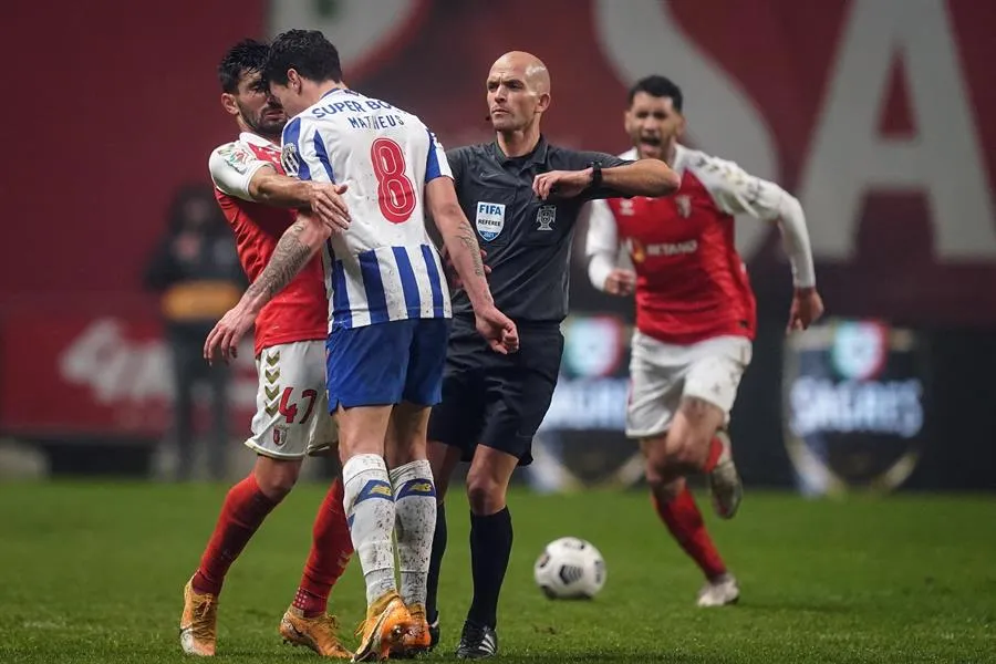 EFE Mahteus Uribe en altercado con su rival