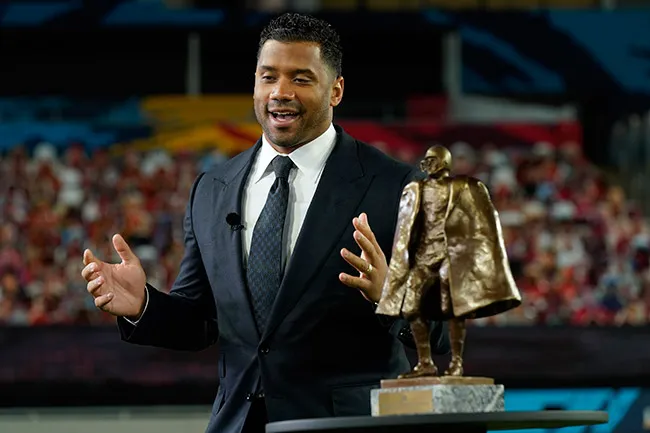 AP Wilson da un discurso al recibir el premio Walter Payton