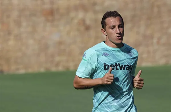 Andrés Guardado en una práctica con Betis