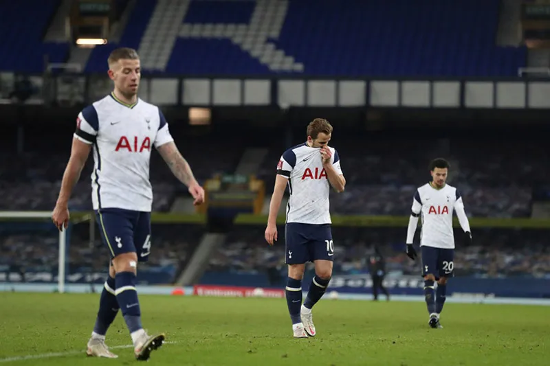 Jugadores del Tottenham lamentan la derrota