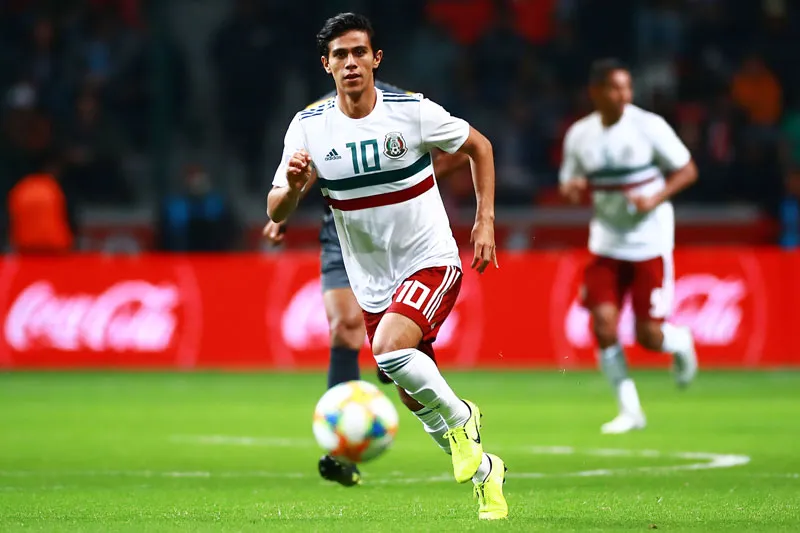 JJ Macías en un partido del Tri