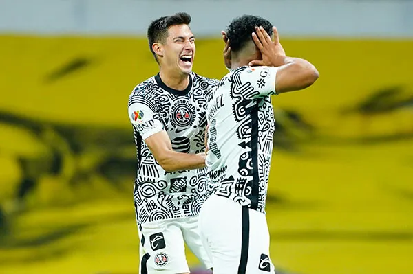 El colombiano junto a Mauro Lainez