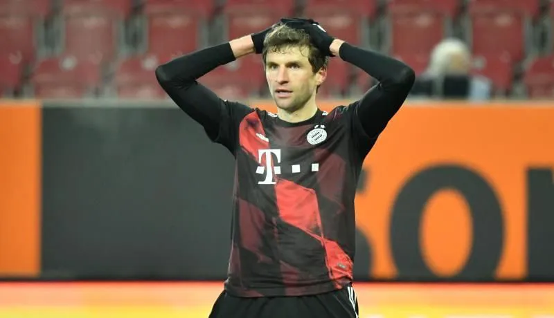 Thomas Müller durante un duelo con el Bayern Munich