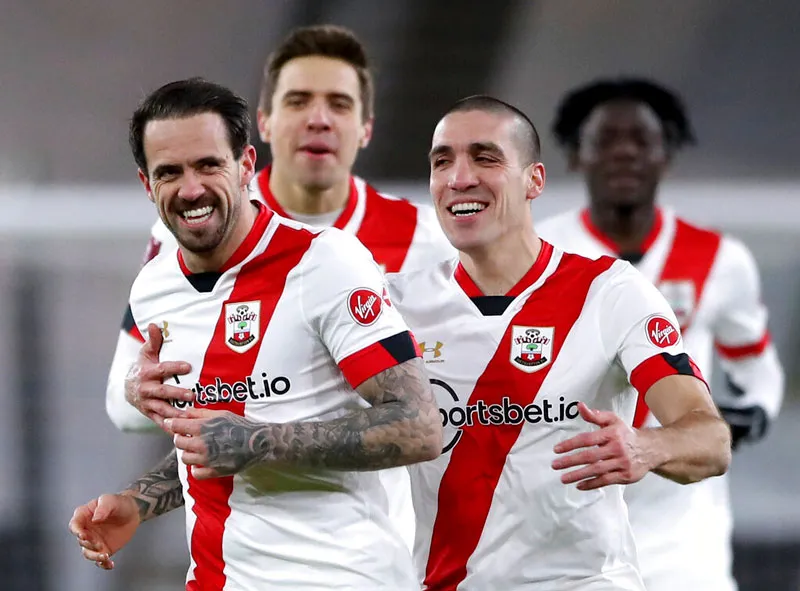 Danny Ings celebra con sus compañeros el gol