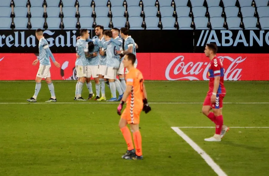 Jugadores del Celta festejan una anotación
