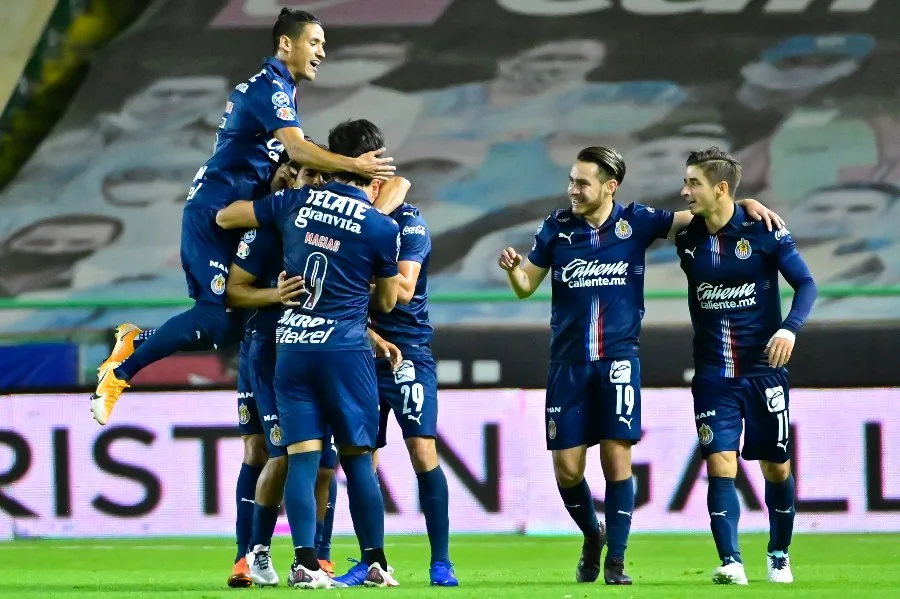 Jugadores de Chivas celebrando un gol