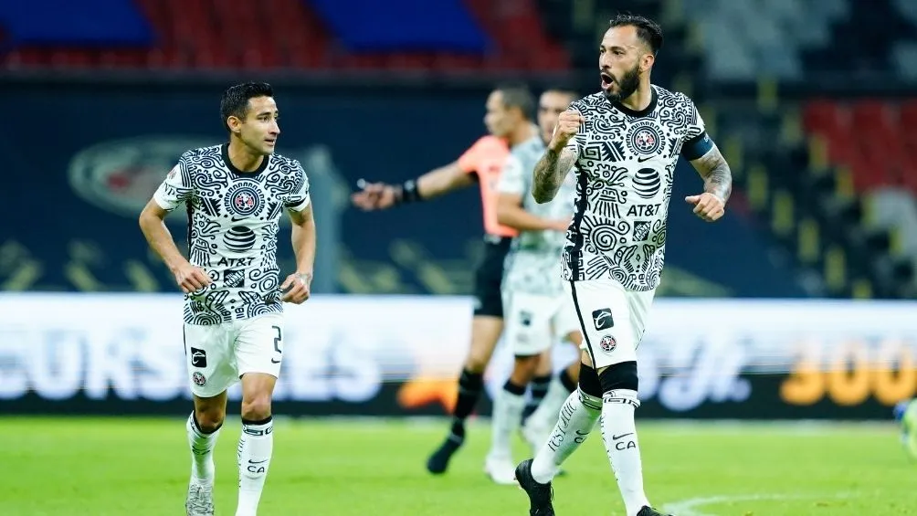 Emanuel Aguilera en un partido con América