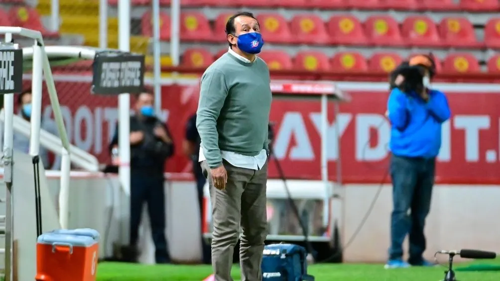 Juan Reynoso en un partido con Cruz Azul