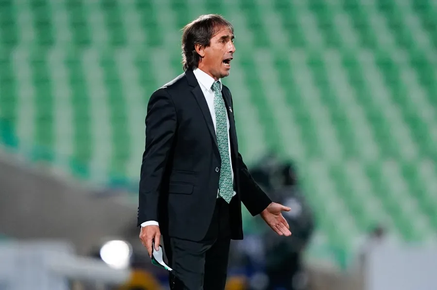 Almada en el banquillo de Santos