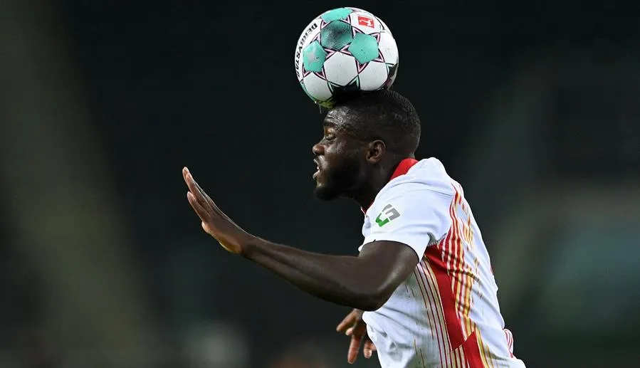Dayot Upamecano como defensor del Leipzig