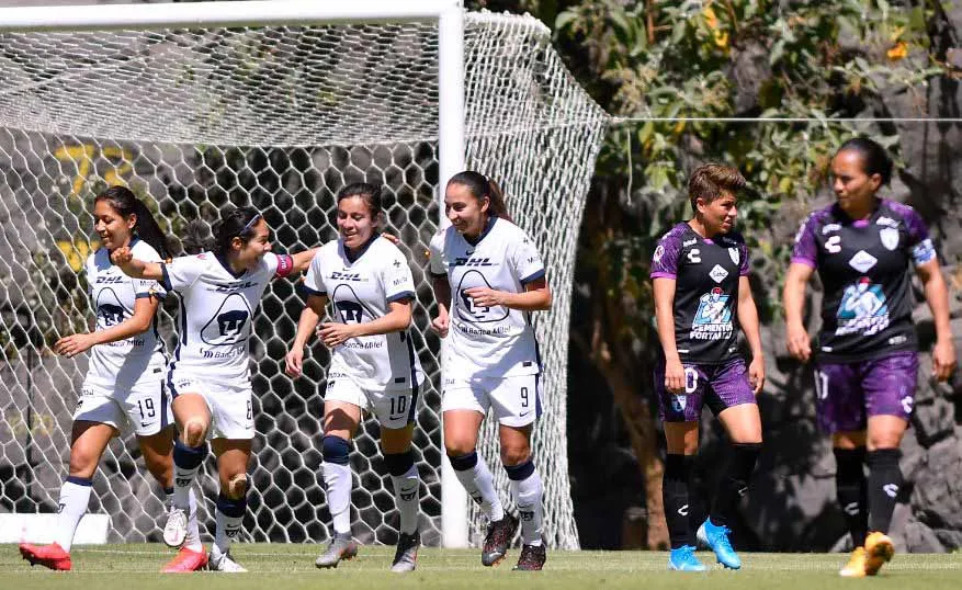 Pumas festeja gol ante Pachuca