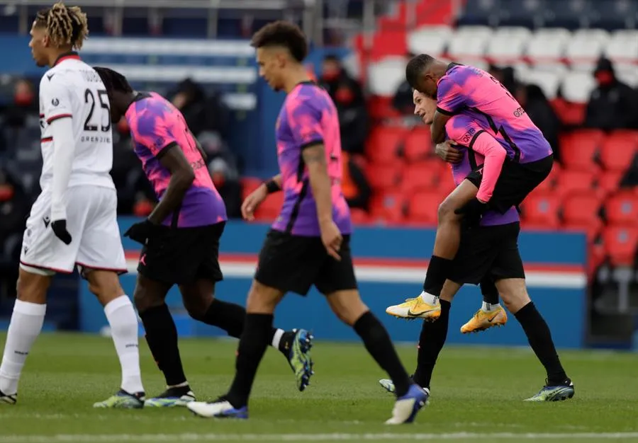 EFE Jugadores del PSG festejan una anotación