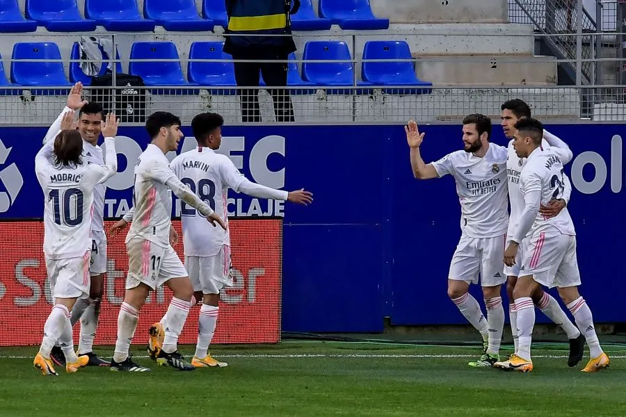 Jugadores del Real Madrid celebrando un gol de Varane