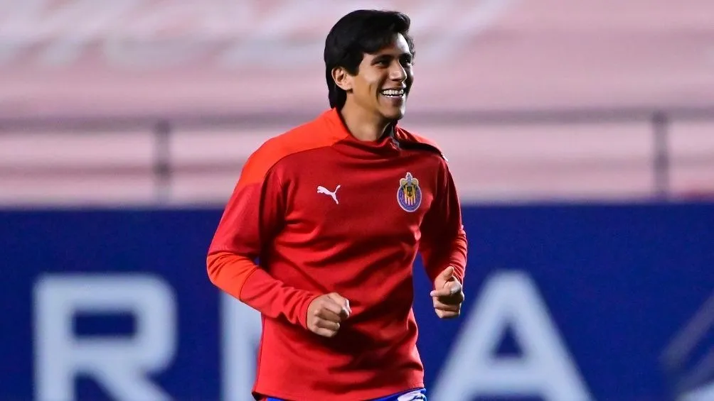 JJ Macías en un partido con Chivas
