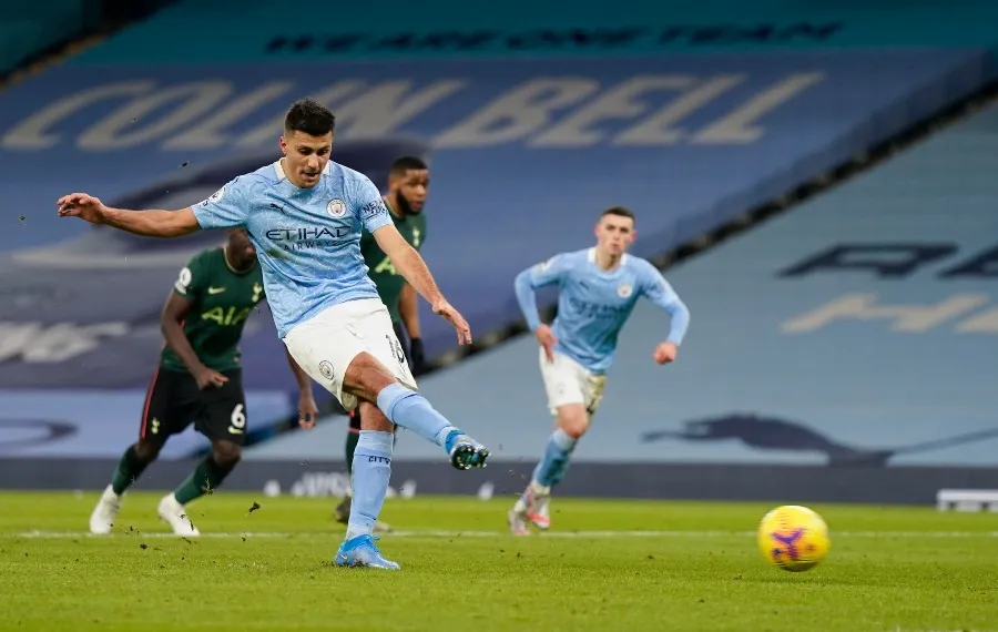 EFE Rodri cobrando el penalti a favor del Manchester City