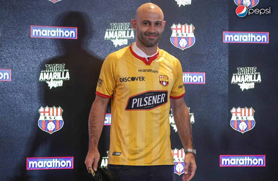 Mascherano con la playera del Barcelona S.C.